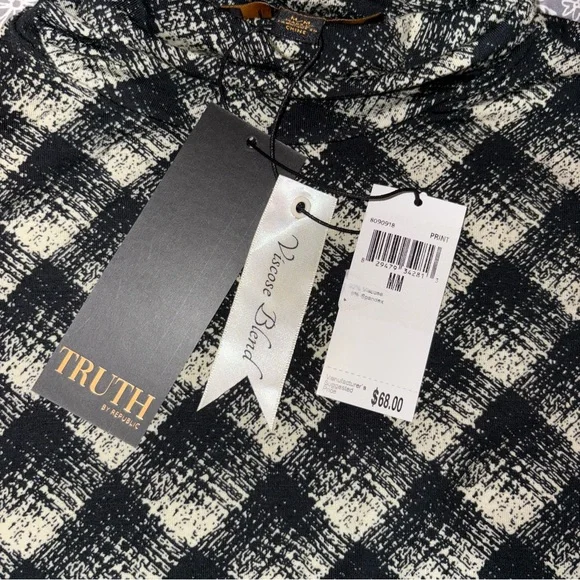 Truth Black and White Fitted Mock Neck Graphic Long Sleeve Top w/ Viscose - Picture 2 of 5